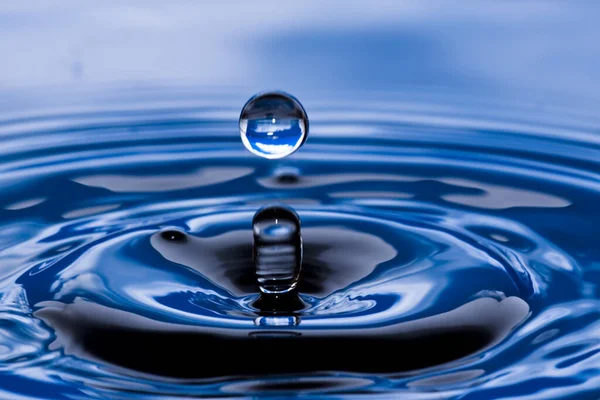 Gota Agua Sobre Fondo Azul — Foto de Stock