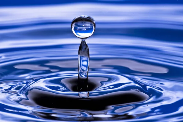 Gota Água Fundo Azul — Fotografia de Stock