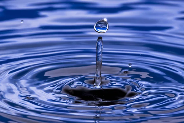 Gota Agua Sobre Fondo Azul — Foto de Stock