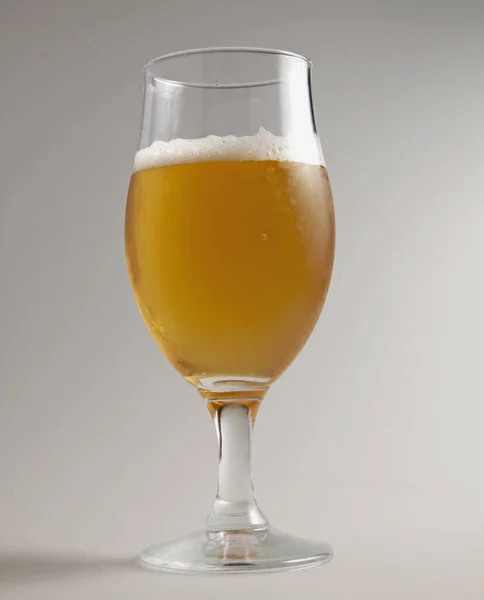 Verre Bière Avec Glace Sur Fond Blanc — Photo