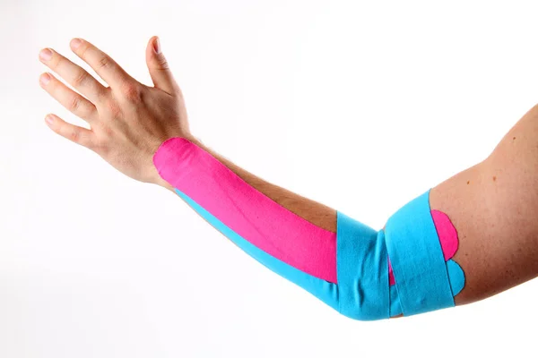 Χέρι Της Γυναίκας Κρατώντας Ροζ Γάντια Καουτσούκ Χρώμα Απομονώνονται Λευκό — Φωτογραφία Αρχείου