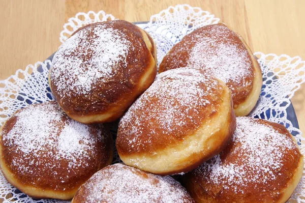 Leckere Süße Donuts Auf Weiß — Stockfoto