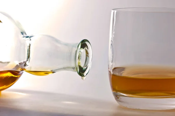 Verre Whisky Avec Une Bouteille Brandy Sur Fond Blanc — Photo