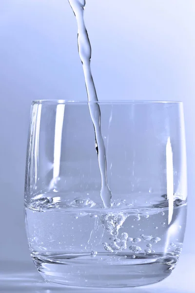 Menuangkan Air Dari Kaca — Stok Foto