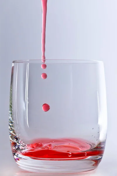 Наливая Красное Вино Бокал — стоковое фото