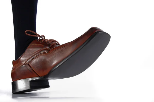 Close Sapato Masculino Pisando Fundo Branco — Fotografia de Stock