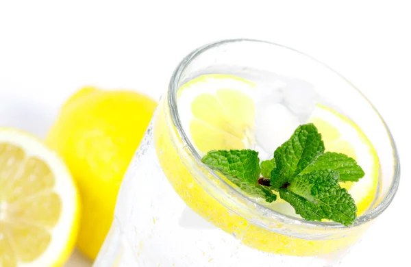 Glas Limonade Mit Zitrone Und Minze Auf Weißem Hintergrund — Stockfoto