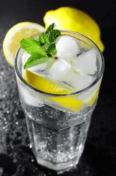 Limonada Fresca Con Hielo Menta Limón Sobre Fondo Negro — Foto de Stock