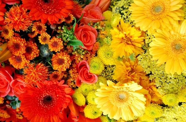 Orange Och Gula Rosor Och Gerbera Blommor — Stockfoto