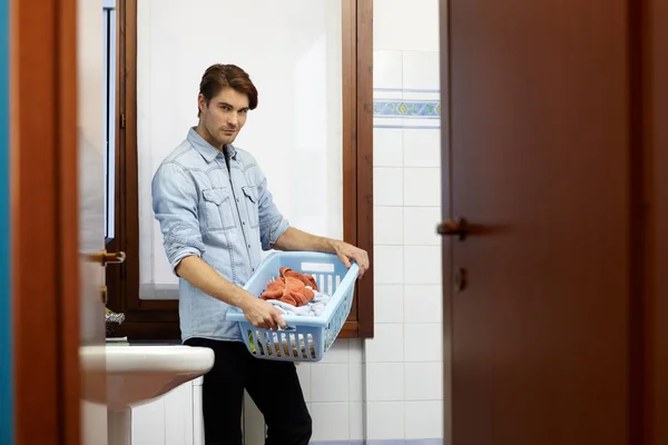Mann Erledigt Hausarbeit Mit Waschmaschine — Stockfoto