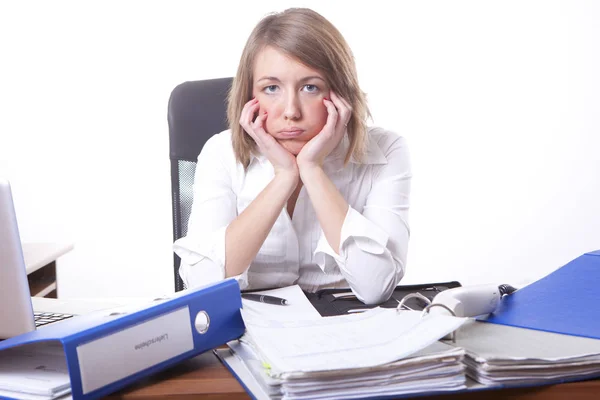 Junge Geschäftsfrau Sitzt Schreibtisch Und Arbeitet Laptop — Stockfoto