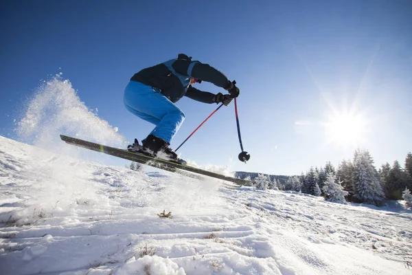 在阳光灿烂的日子里练习极速滑雪的人 — 图库照片