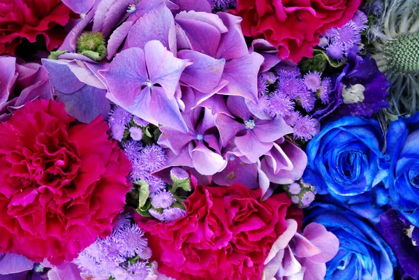 Βιολέτα Και Μπλε Τριαντάφυλλα Και Ροζ Μια Δέσμη — Φωτογραφία Αρχείου
