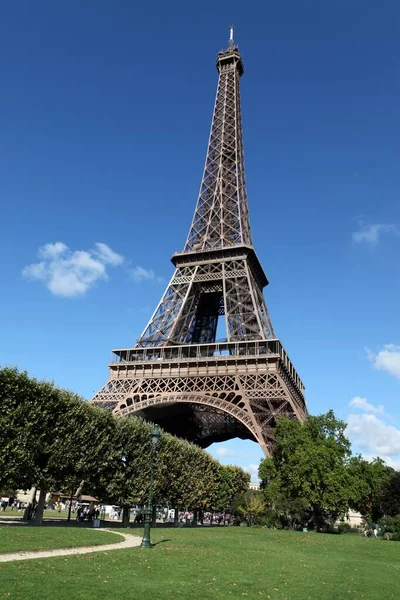 Der Eiffelturm Vom Champ Mars Aus Gesehen — Stockfoto