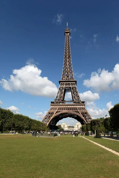 Der Eiffelturm Vom Champ Mars Aus Gesehen — Stockfoto