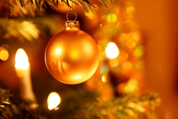 Χριστουγεννιάτικη Μπάλα Στο Χριστουγεννιάτικο Δέντρο — Φωτογραφία Αρχείου