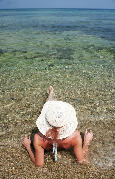 Mujer Con Sombrero Tomando Sol — Foto de Stock