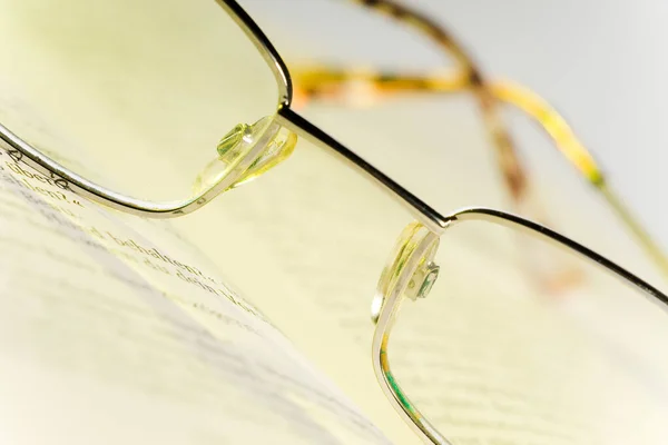 Γυαλιά Και Βιβλίο Στο Τραπέζι — Φωτογραφία Αρχείου