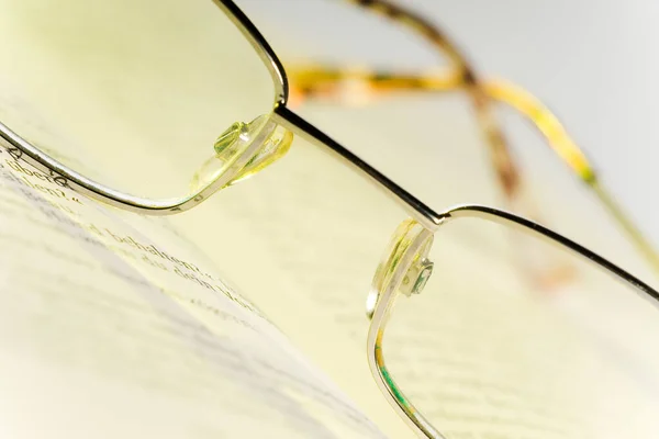 Glas Och Bok Bordet — Stockfoto