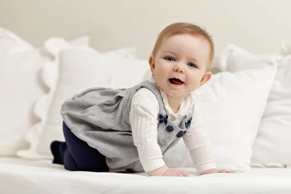 Kleines Mädchen Auf Allen Vieren Bett — Stockfoto