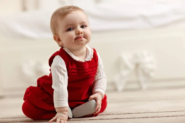 Kleines Mädchen Das Auf Teppich Sitzt Und Ein — Stockfoto