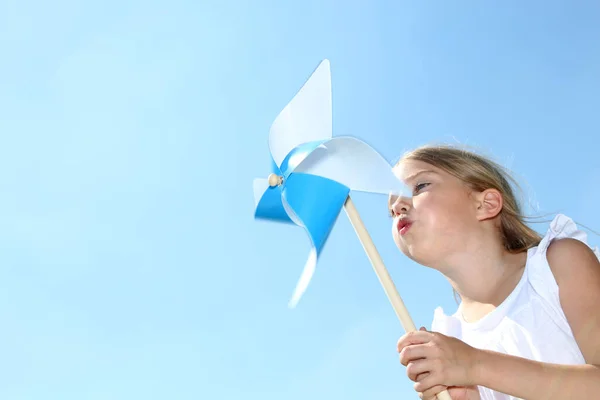 Close Van Het Kleine Meisje Blazen Blauwe Wind Wiel — Stockfoto