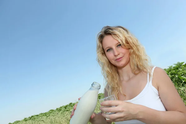 Woman Serving Milk Bottle Countryside — Stock Photo, Image