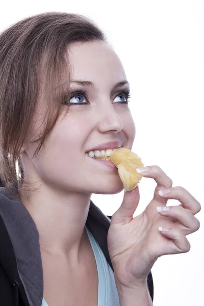 Junge Frau Isst Ein Sandwich — Stockfoto