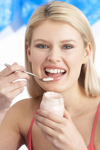 Mujer Joven Comiendo Yogur Estudio —  Fotos de Stock