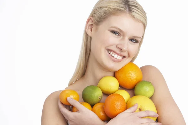 Jovem Mulher Segurando Frutas Cítricas Estúdio — Fotografia de Stock