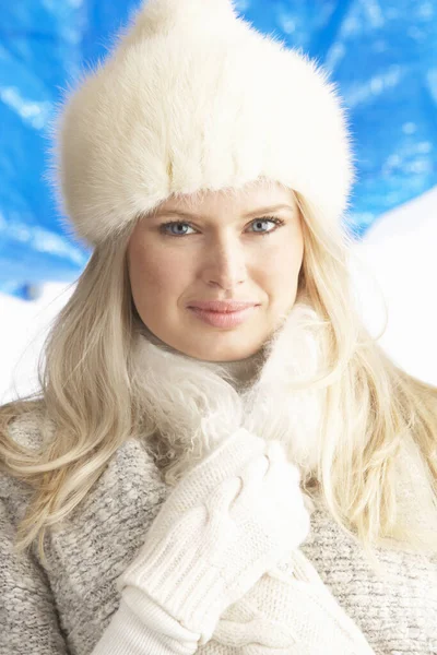 Молода Жінка Носить Теплий Зимовий Одяг Хутряний Капелюх Студії — стокове фото