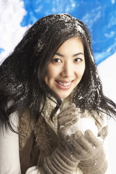 Молода Жінка Теплому Зимовому Одязі Тримає Сніжку Студії — стокове фото
