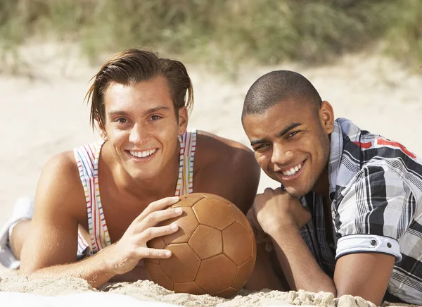 Deux Jeunes Hommes Détendre Sur Plage Avec Football Ensemble — Photo