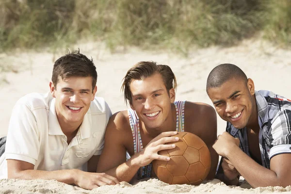 Três Jovens Relaxando Praia Com Futebol Juntos — Fotografia de Stock