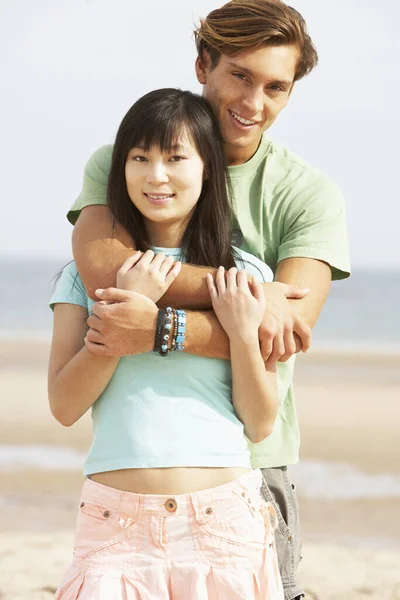 Romantique Jeune Couple Embrassant Sur Plage — Photo