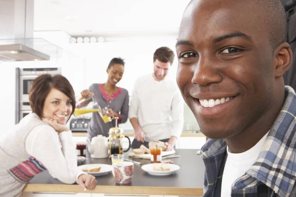 Groep Van Jonge Vrienden Voorbereiding Ontbijt Moderne Keuken — Stockfoto