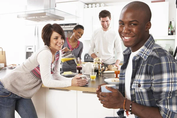 Groep Van Jonge Vrienden Voorbereiding Ontbijt Moderne Keuken — Stockfoto