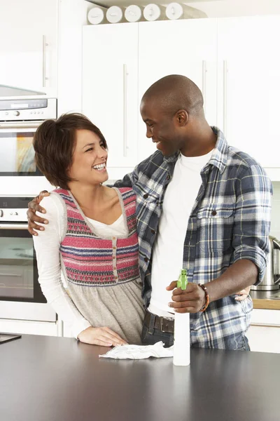 Jong Koppel Schoonmaken Schoonmaken Moderne Keuken — Stockfoto