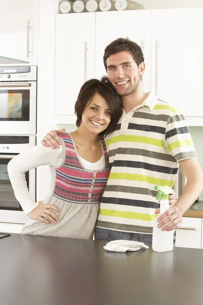 Jovem Casal Limpeza Limpeza Cozinha Moderna — Fotografia de Stock