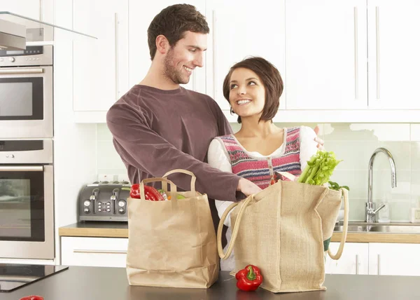 Casal Jovem Desembalando Compras Cozinha Moderna — Fotografia de Stock