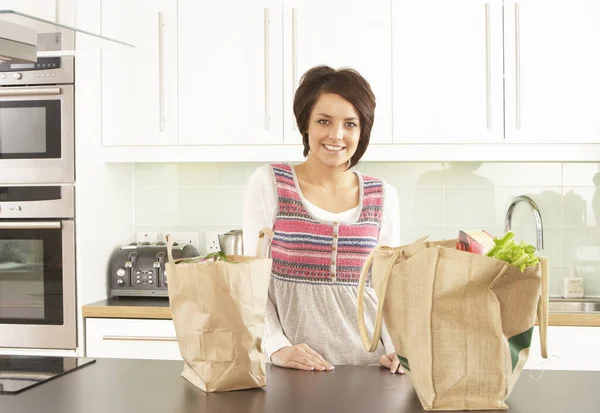 Jovem Mulher Desembalando Compras Cozinha Moderna — Fotografia de Stock