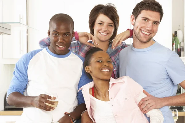 Gruppe Junger Freunde Genießt Ein Glas Wein Der Modernen Küche — Stockfoto