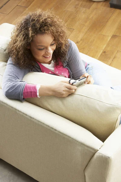Mulher Olhando Para Fotos Câmera Digital Relaxante Sentado Sofá Casa — Fotografia de Stock