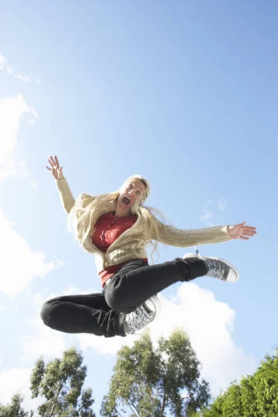 Jeune Femme Sautant Sur Trampoline Pris Dans Air Moyen — Photo