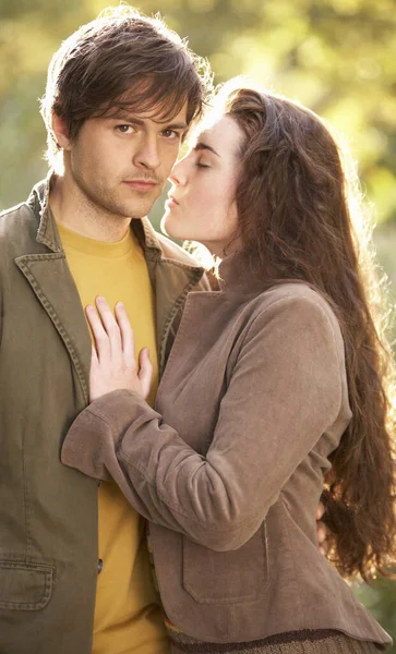 Retrato Casal Jovem Romântico Paisagem Outono — Fotografia de Stock