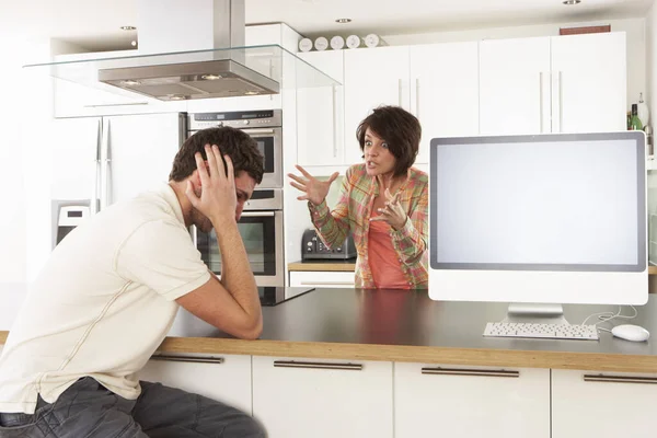 Jong Paar Discussiëren Persoonlijke Financiën Moderne Keuken — Stockfoto