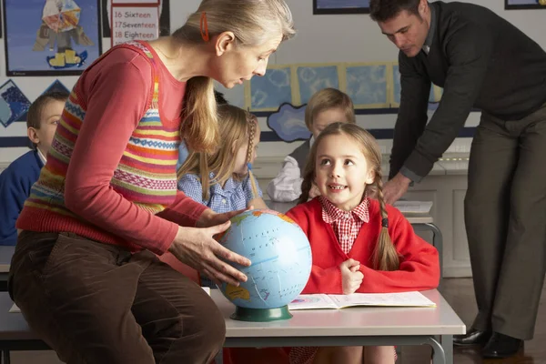 Insegnanti Che Danno Lezioni Geografia Bambini Delle Scuole Elementari Classe — Foto Stock