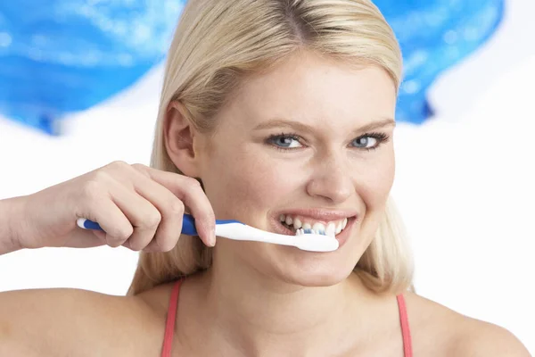 Jovem Mulher Escovando Dentes Estúdio — Fotografia de Stock