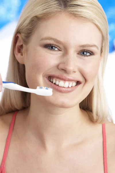 Young Woman Brushing Teeth Studio — Stock Photo, Image