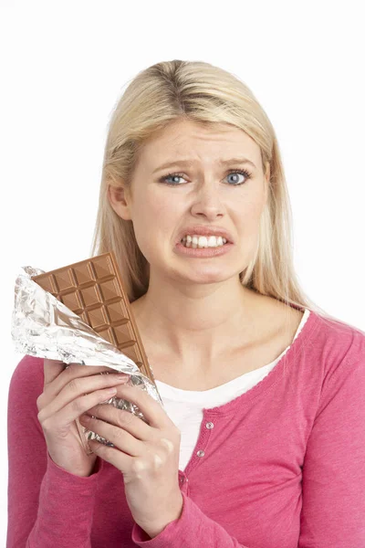 Виновная Молодая Женщина Ест Большой Шоколад Студии — стоковое фото